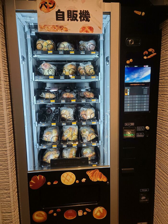 Esta panadería en Japón coloca el pan que le sobra en una máquina expendedora para poder venderlo cuando cierran 