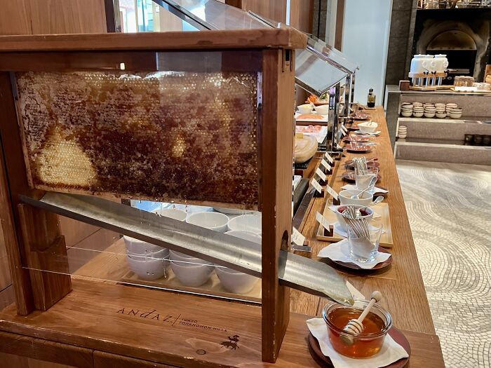 Dispensador de miel en un hotel de Japón 