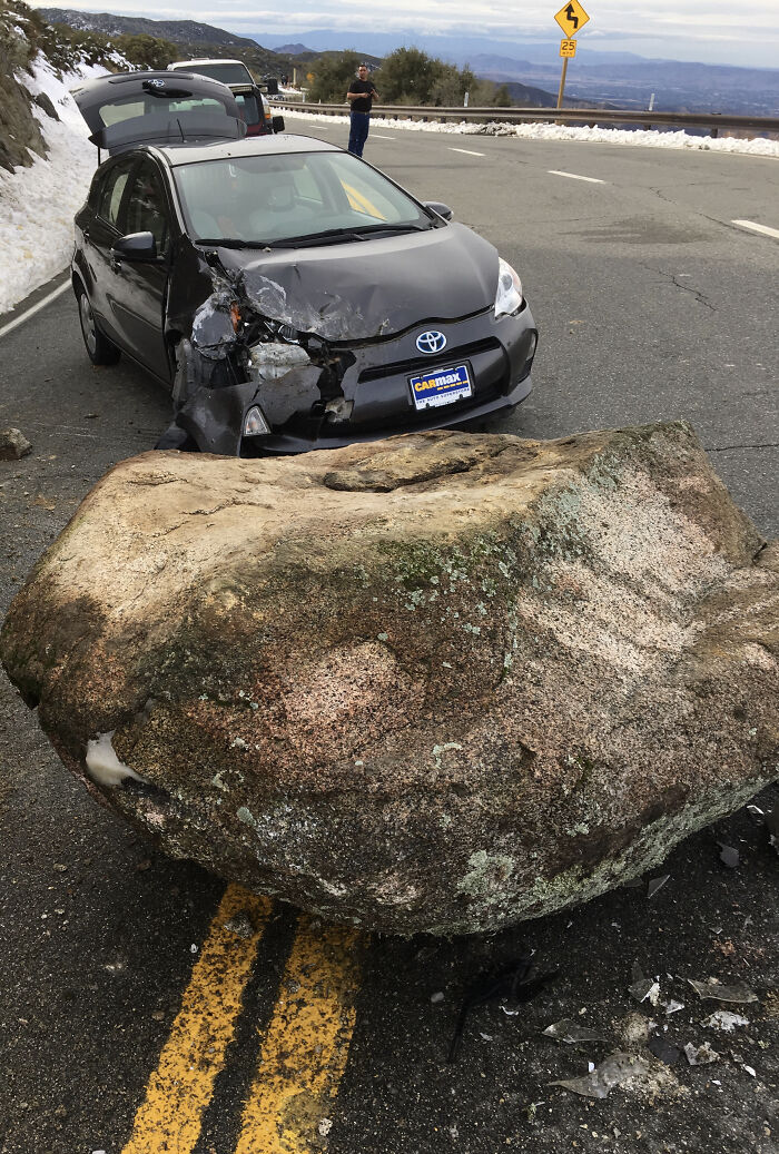 Una roca cayó sobre el coche de mis suegros en Idyllwild, California. Qué suerte que no golpeó a nadie