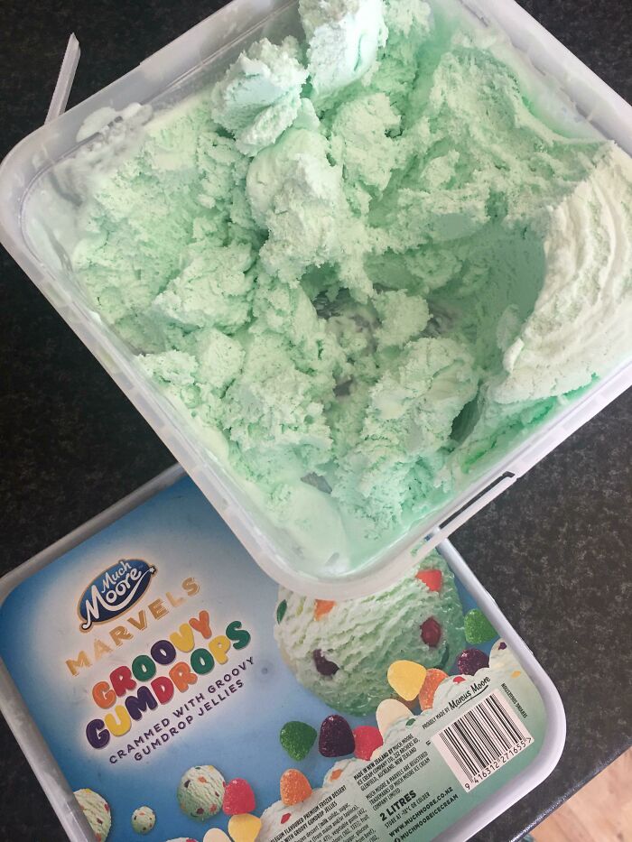 Mi hermano escarbó en el helado para sacar todos los caramelos