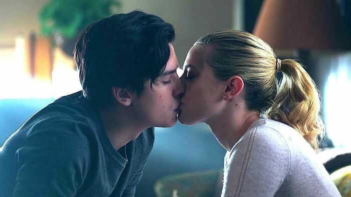 Riverdale Jughead Kiss