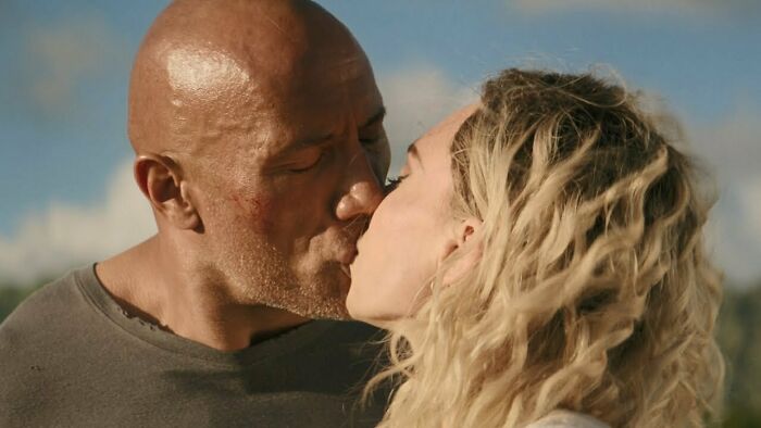 Dwayne Johnson in movie Fast and Furious: Hobbs and Shaw kissing