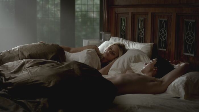 Ian Somerhalder in Vampire Diaries bed