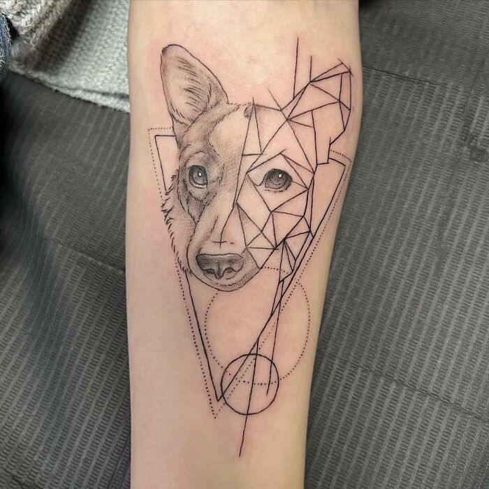 Geometrical dogs' face tattoo 