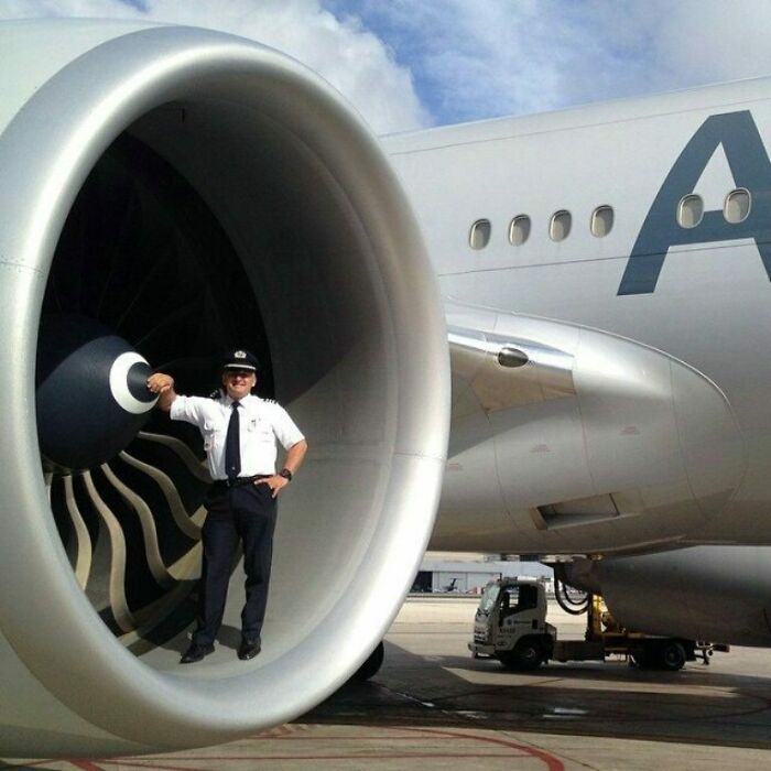 Boeing 787 Engine Size Compared To A Human