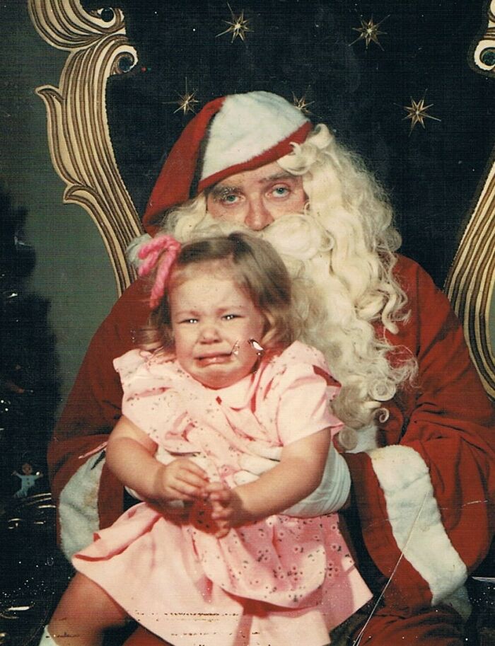 Esta soy yo con Santa en 1975. No puedo decir quién es más infeliz, si él o yo