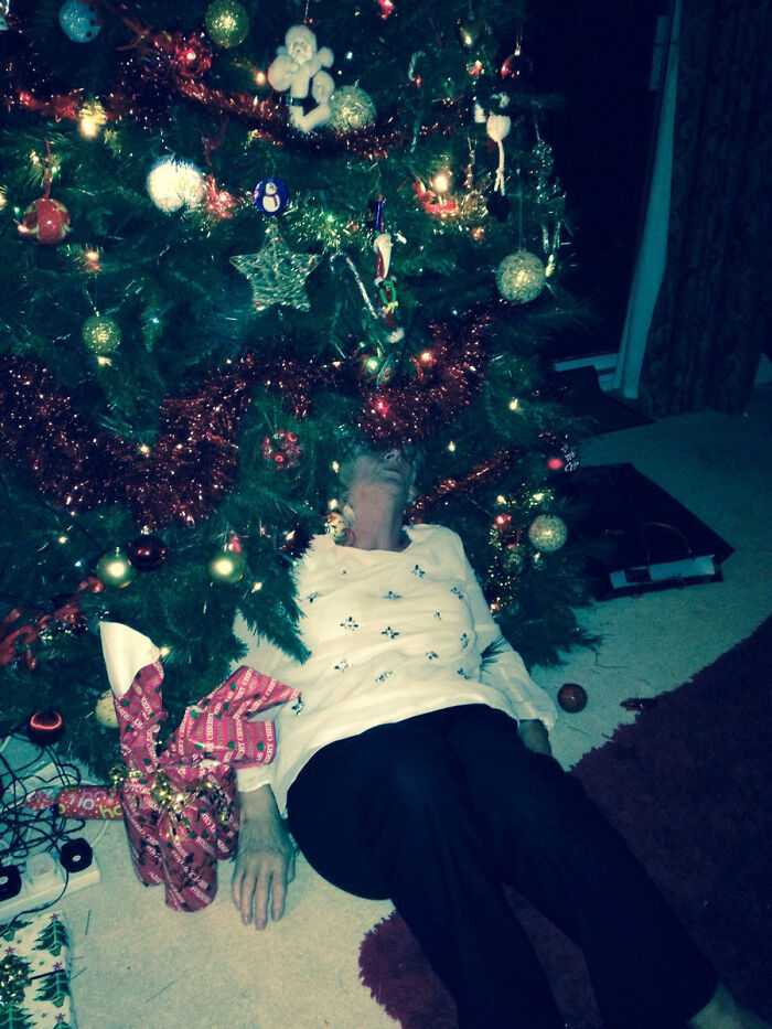 Mi abuela quedó tan reventada en la cena que se cayó en el árbol de Navidad