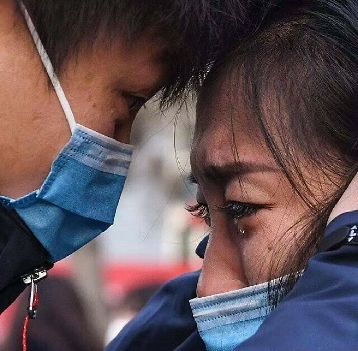 Un médico chino se despide de su esposa antes de ir a Wuhan para ayudar a tratar a los pacientes de Covid-19, China, 2020