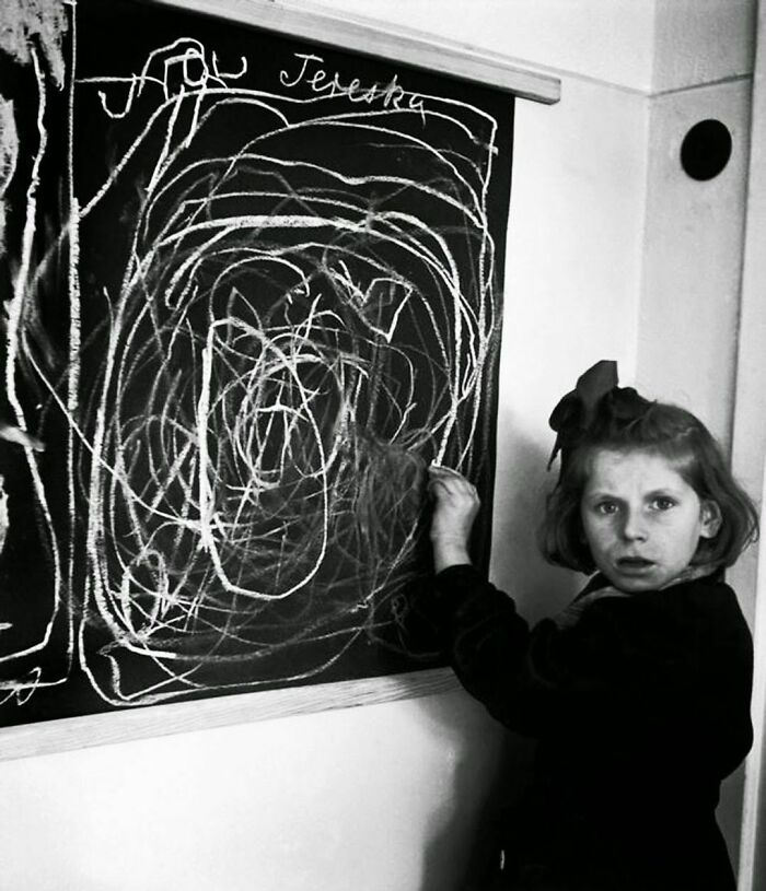 Una niña que creció en una zona de guerra hace un dibujo de su "hogar" mientras vive en una residencia para niños perturbados, 1948
