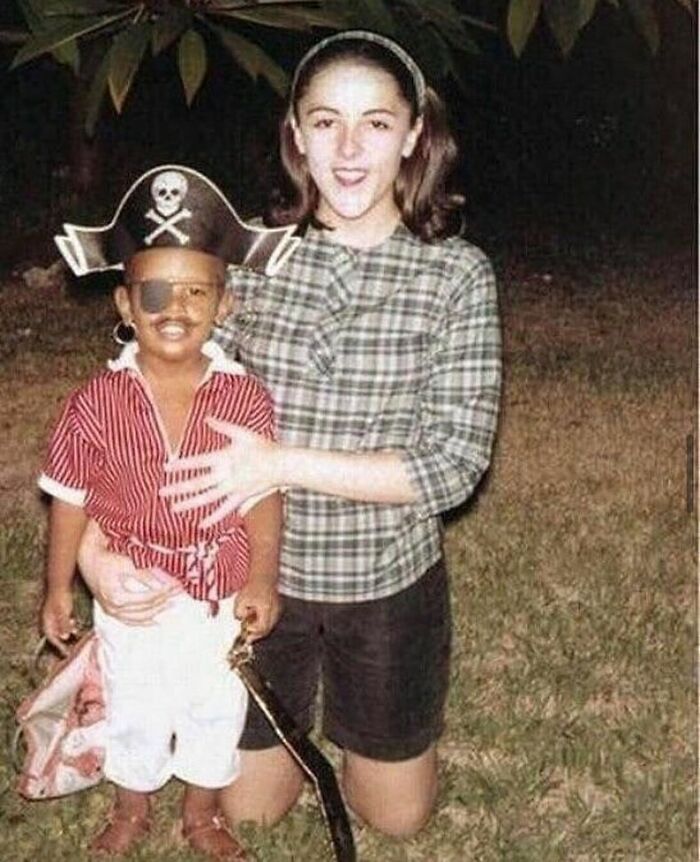 Barack Obama con su madre en Halloween, 1964