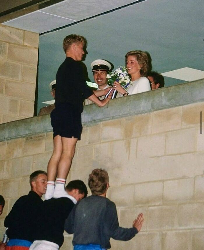 Un joven regala flores a la princesa Diana con un poco de ayuda de sus amigos, 1989