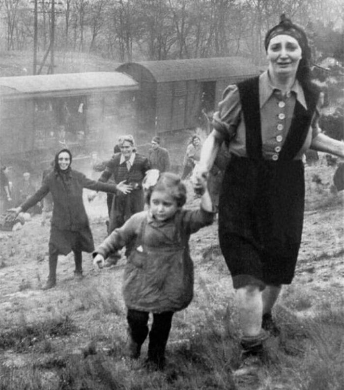 Prisioneros judíos liberados de un tren que los llevaba a un campo de concentración, 1945