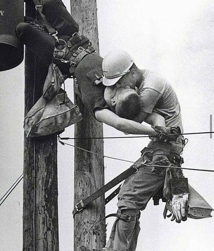 El beso de la vida - Un trabajador de servicios públicos da el boca a boca a su compañero de trabajo después de que éste entrara en contacto con un cable de alta tensión, 1967