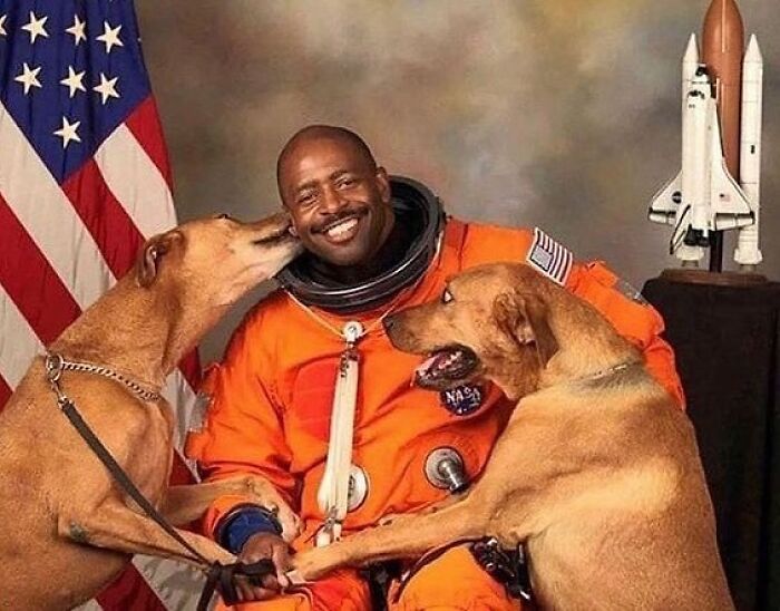 En la foto aparece el retrato oficial de la NASA del astronauta Leland D. Melvin