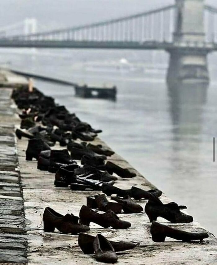 Durante la Segunda Guerra Mundial, los judíos de Budapest eran llevados a la orilla del Danubio, se les ordenaba quitarse los zapatos y se les disparaba para que cayeran al agua. 60 pares de zapatos de hierro se alinean ahora en la orilla del río, como un fantasmal monumento a las víctimas