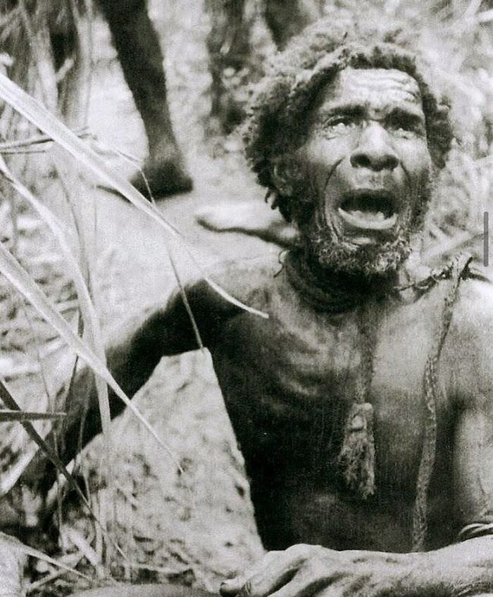 Reacción de un habitante de las Tierras Altas de Nueva Guinea al ver a un blanco por primera vez en su vida, 1930. Antes de esto, pensaban que eran el único pueblo vivo del mundo