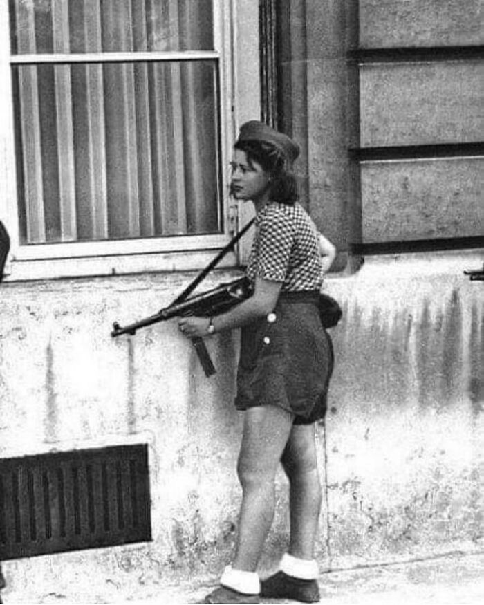 Simone Segouin, conocida sobre todo por su nombre en clave, Nicole Minet, sólo tenía 18 años cuando los alemanes invadieron el país
