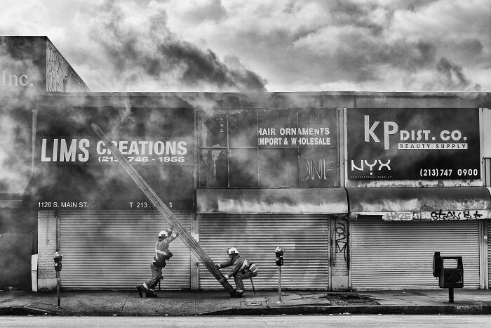 “Incendio en el distrito de almacenes” por Carl Young