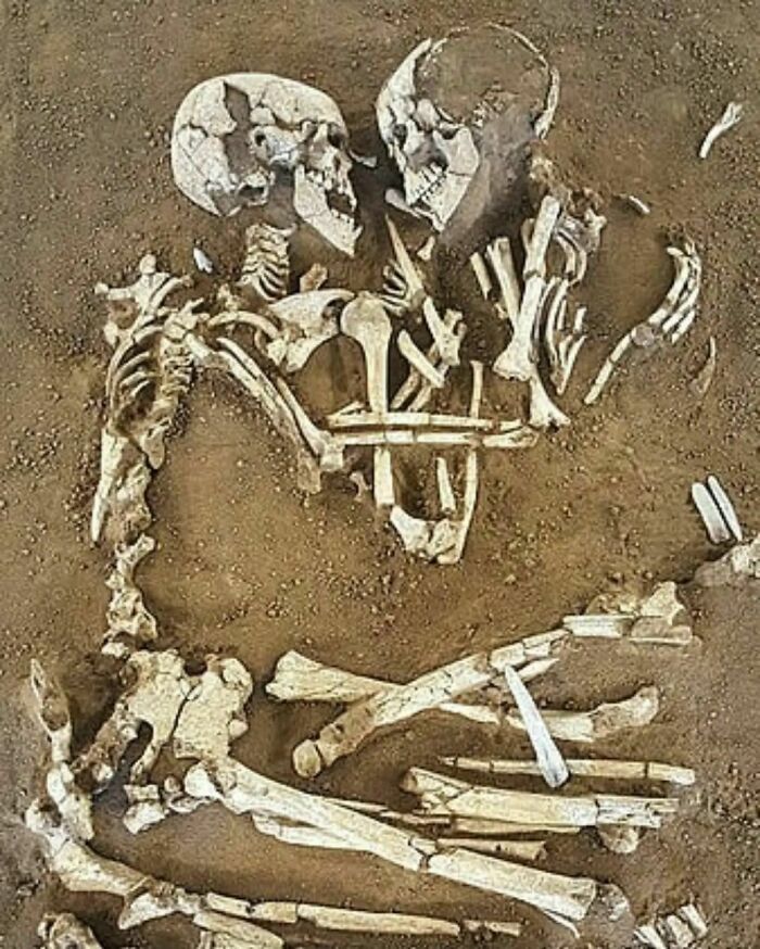 Los amantes de Valdaro eran dos esqueletos de 6.000 años de antigüedad que parecían haber muerto abrazados, cara a cara, con los brazos y las piernas entrelazados