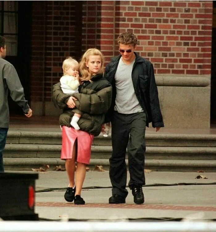 Reese Witherspoon With Ryan Phillipe And Their Daughter On The Set Of Legally Blonde