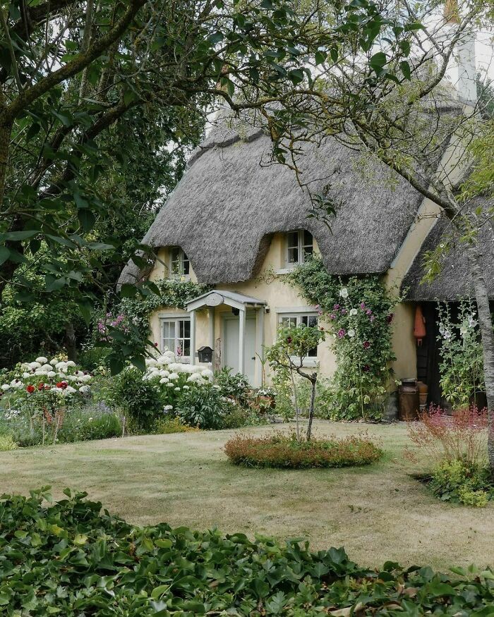 Rose Cottage… The Cutest Fairytale Cottage In The Cotswolds