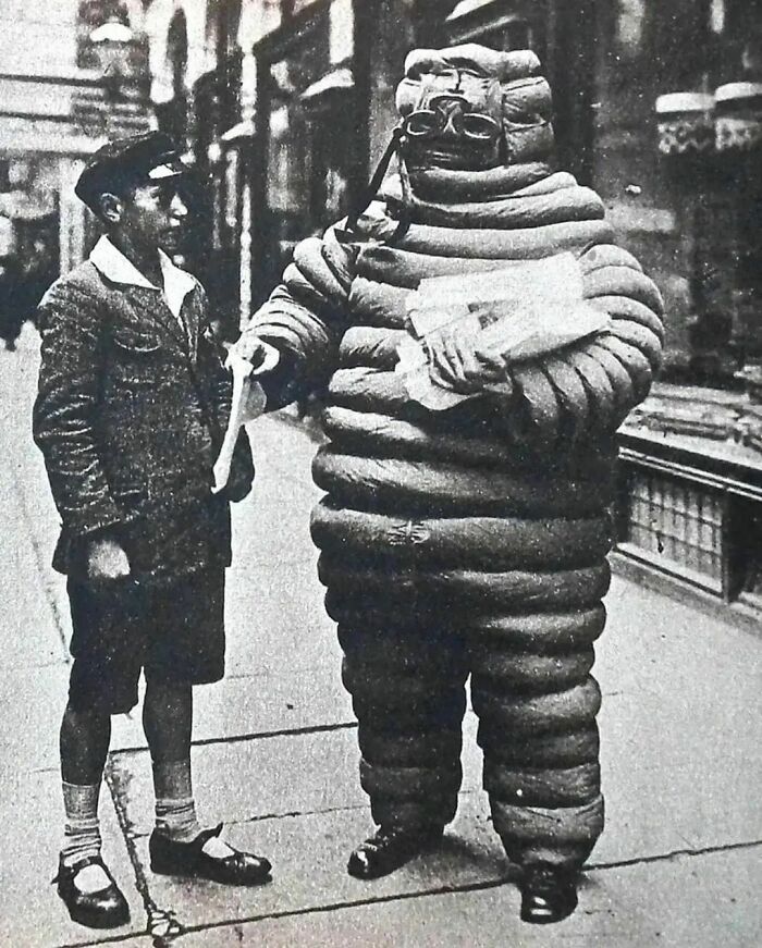 El hombre Michelin original de 1898 es blanco porque los neumáticos de caucho son blancos por naturaleza