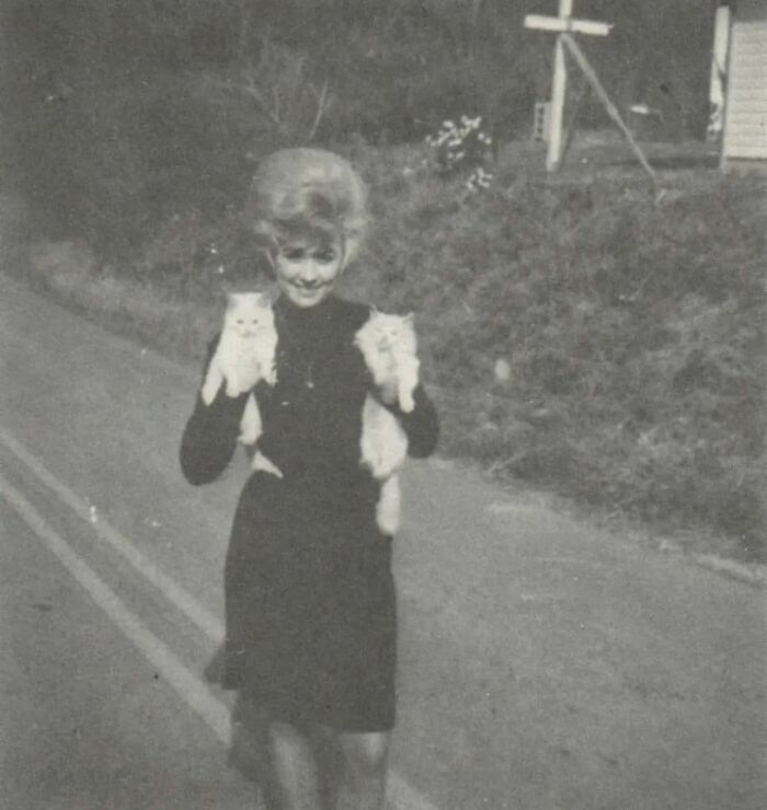 Dolly Parton en su casa de Pigeon Forge, Tennessee, años 60
