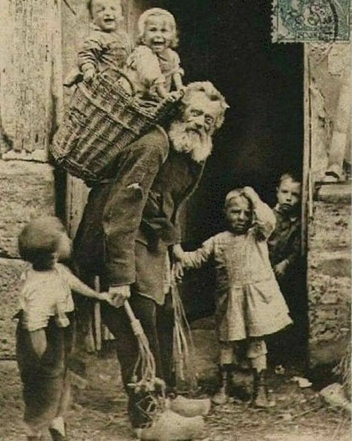 Antiguamente, Santa Claus recogía a los niños traviesos, los metía en su cesta y los llevaba al Polo Norte para que le sirvieran de esclavos. De ahí surgió la leyenda de los elfos de Santa Claus