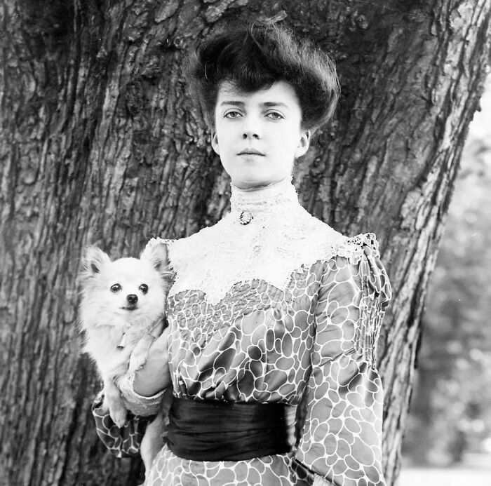 This Is 18-Year-Old Alice Roosevelt And Her Long-Haired Chihuahua Named Leo In 1902
