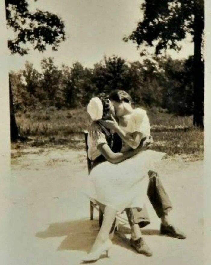 ¡Fotografía de dos mujeres besándose con la leyenda "Um-m! ¡Ese beso! ¡Supongo que todavía te quiero! Simplemente no puedo evitarlo", 1930