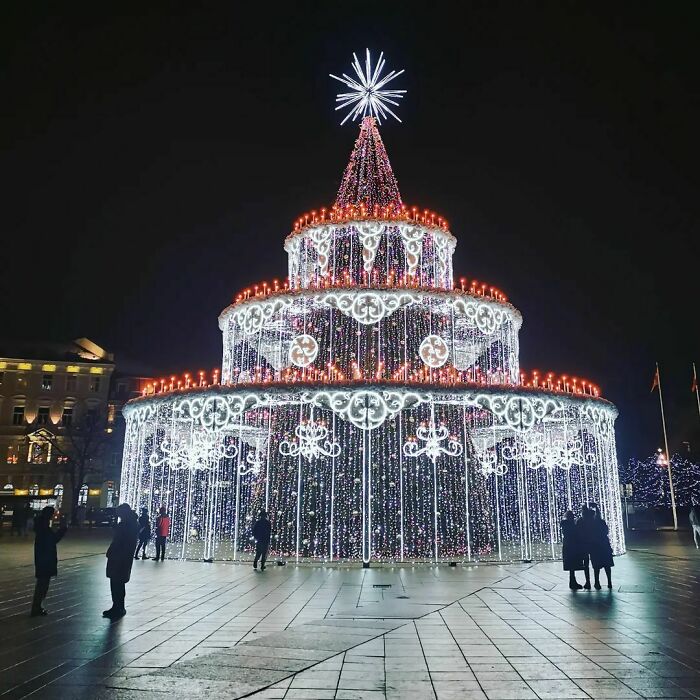 Lo ames o lo odies, el árbol de Navidad de Vilnius está aquí para quedarse