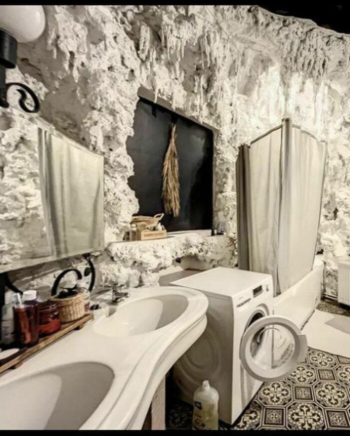 Found This Bathroom While Looking For Flats And It's A Hard Pass
