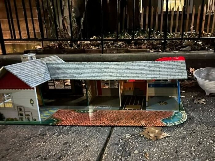 Finally! Affordable Brooklyn Real Estate. This 2 Bed Mcm Beauty Has A Real…indoor/Outdoor Feel…literally. Because It Only Has One Outdoor Wall. Night Stoop
