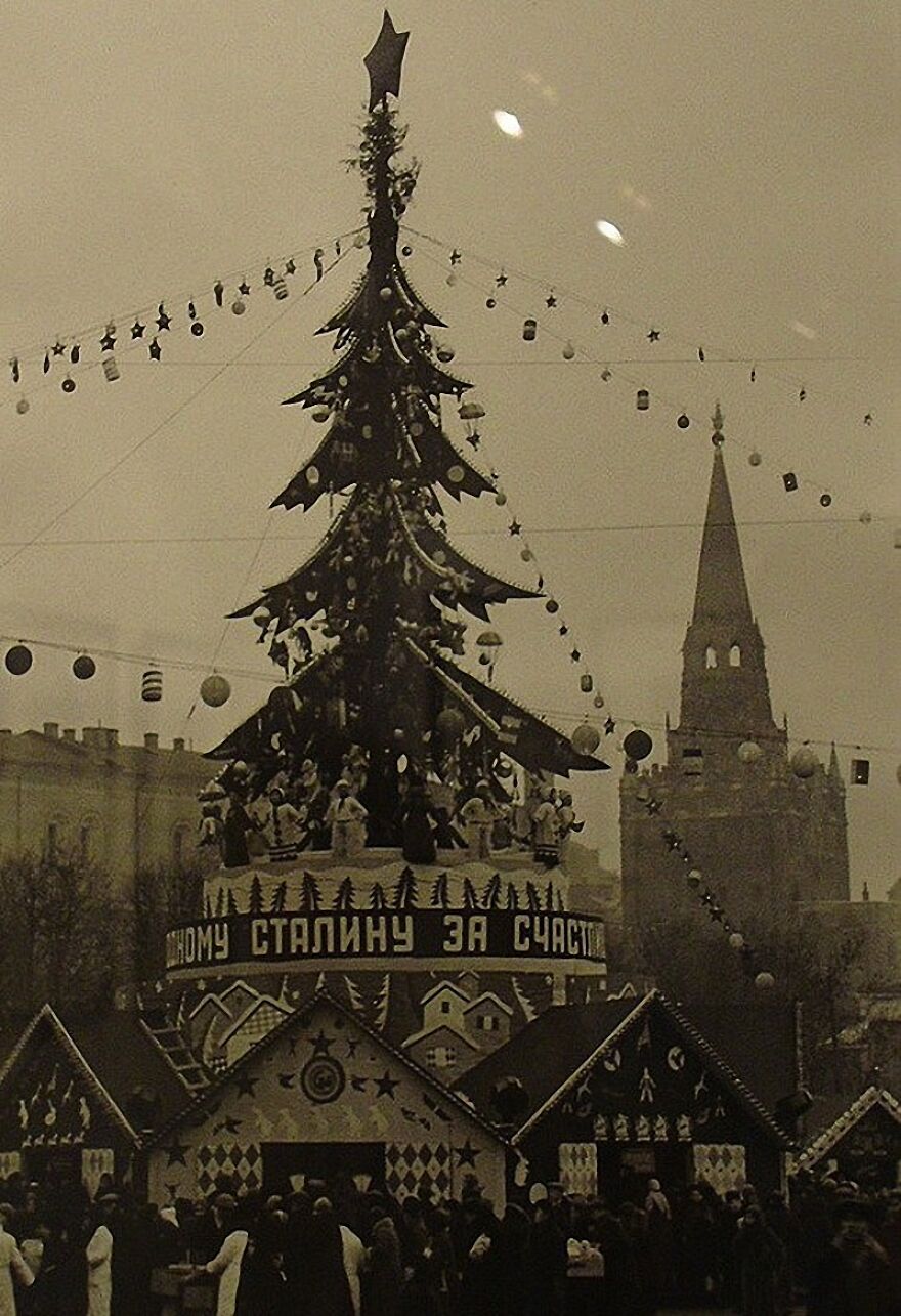 Новый год старые времена. Новогодняя ель на Манежной площади в 1937 году. Елка на Манежной площади 1937. Елка сталинская 1937 года. Новогодняя елка на Манежной площади 1937 Сталин.