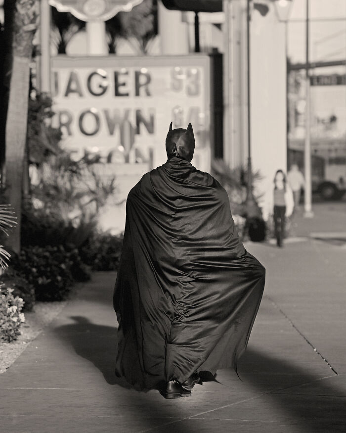 “Batman sale del trabajo” de la serie “Viaje por la Costa Oeste” por Henk Kosche