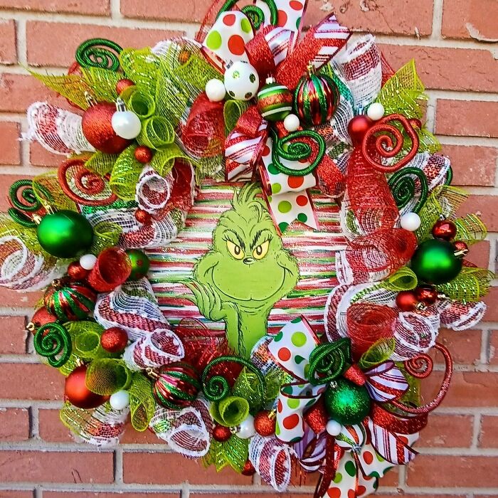 Grinch Wreath With Hand Painted Wood Sign In The Center