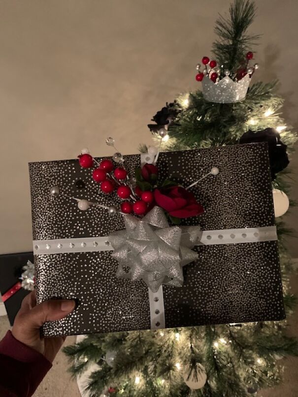 My "Gothic" Themed Christmas Wraps (16 Pics)