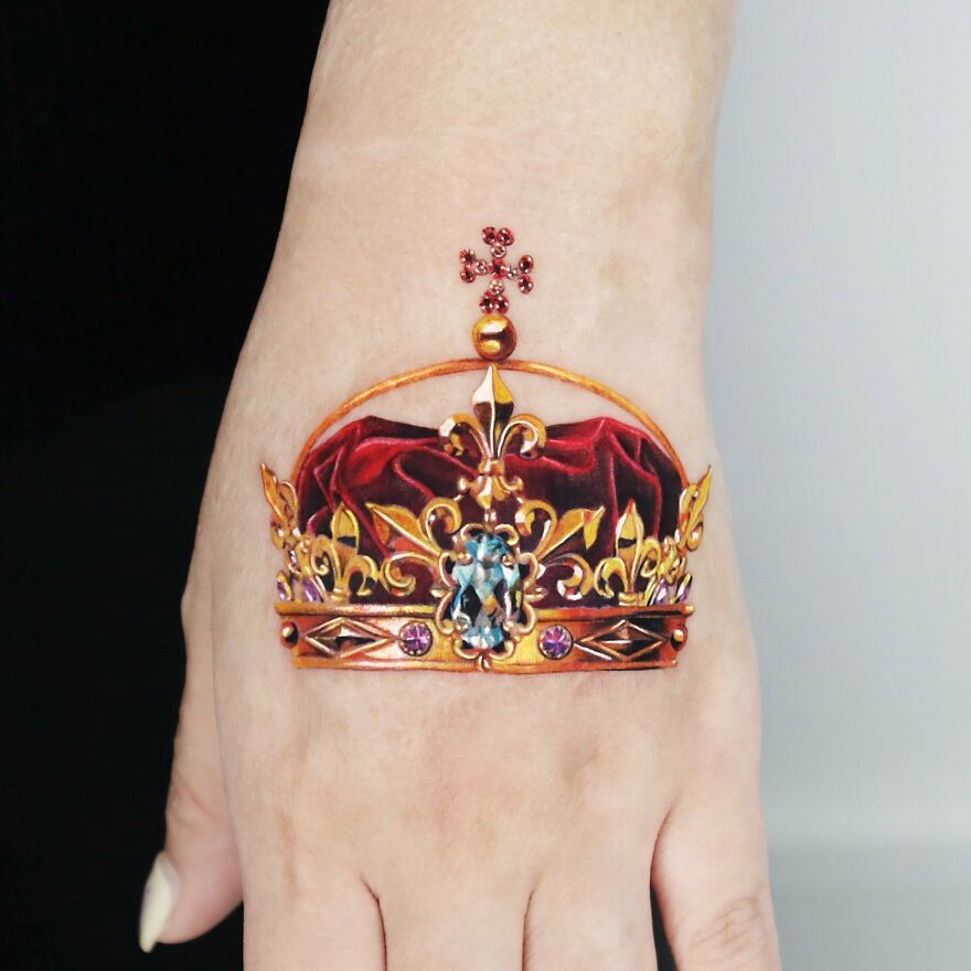 Tattoo Artist Adds Gold To His Tattoos Making Them Incredible