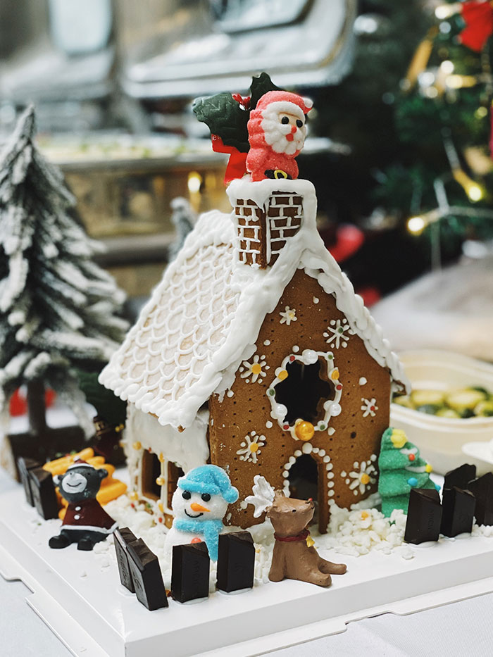 Decorate Gingerbread Houses