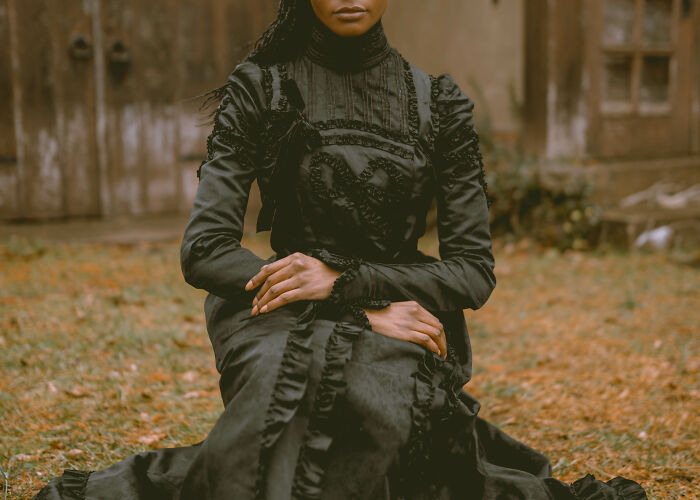 I Photograph Models Wearing 200 Year Old Dresses To Create Hauntingly Beautiful Images