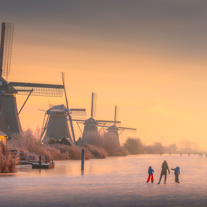 I Took Photos Of Ice Skaters Near The Dutch Windmills, And They Turned Out Like Paintings (4 Pics)