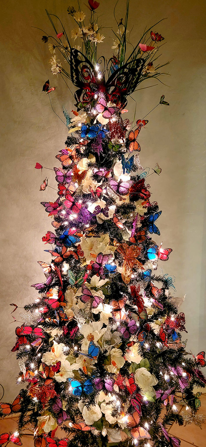 Mi árbol de Navidad de este año. He estado esperando 10 años para ponerlo. La mayoría de las mariposas fueron hechas a mano por mí de alguna manera. Muy feliz con el resultado