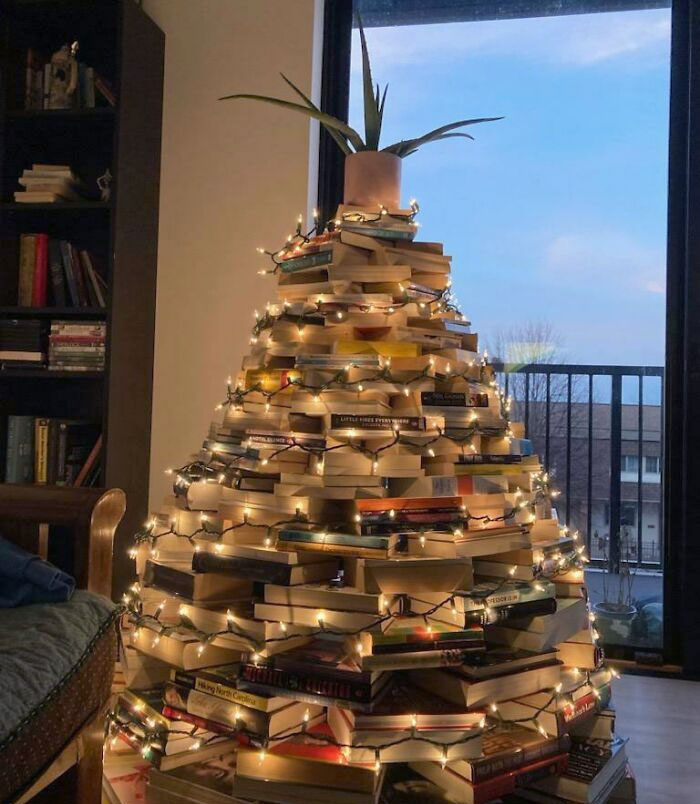 Este año he hecho el árbol de Navidad con libros