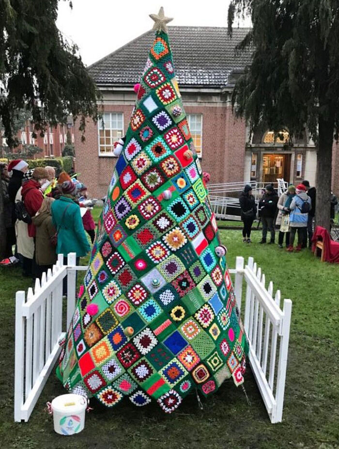 En mi barrio de Dublín (Irlanda), los vecinos hicieron este precioso árbol de Navidad de cuadrados bordados