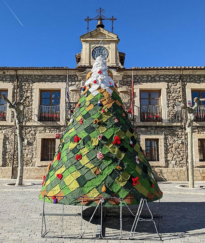 Árbol de Navidad de ganchillo en la Plaza Mayor de Lozoya (Madrid, España) hecho por un grupo de mujeres del pueblo