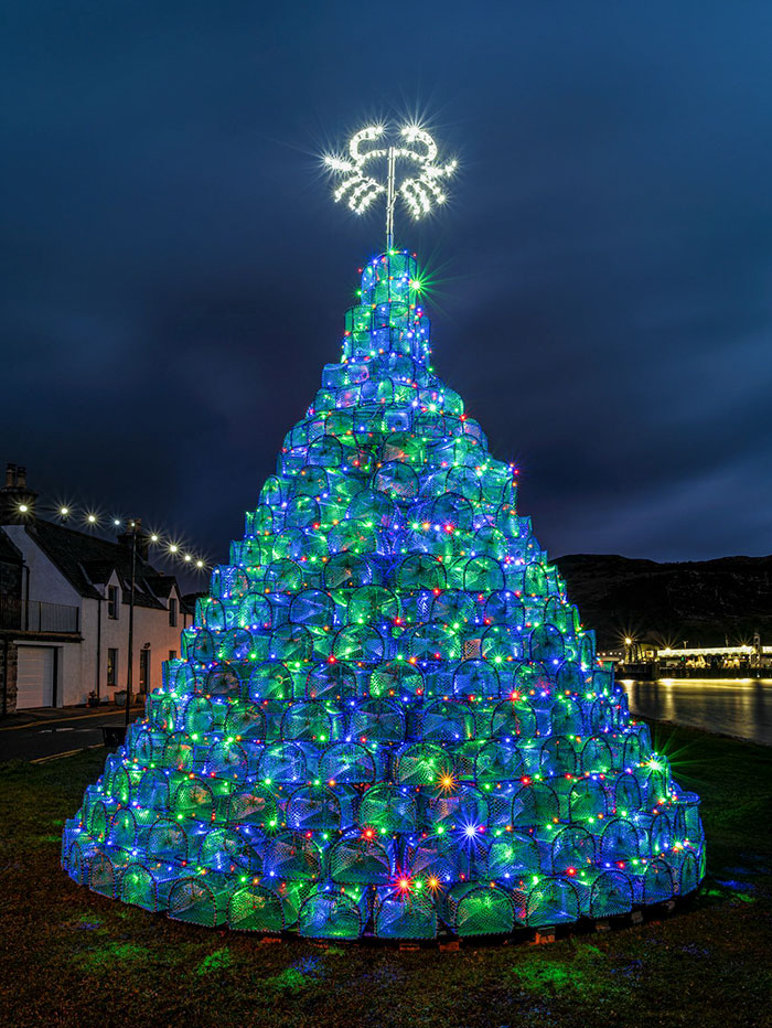 El árbol de Navidad de Ullapool es uno de los más singulares y característicos. Fabricado con unas 400 nasas de pesca, celebra los estrechos vínculos de la ciudad con el mar