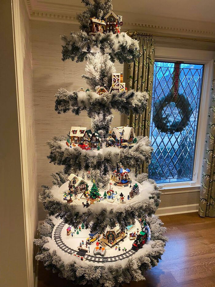 Muy orgullosos de este árbol personalizado que muestra nuestra colección navideña de LEGO