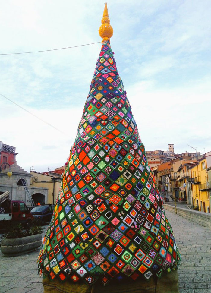Árbol de Navidad de 6 metros de altura, Trivento, Italia, hecho con 1.300 cuadrados de ganchillo donados