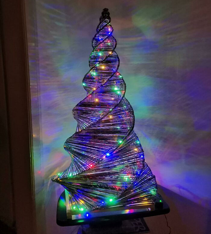 El árbol de Navidad de mi compañero de piso (papeles de revista enrollados y pegamento)