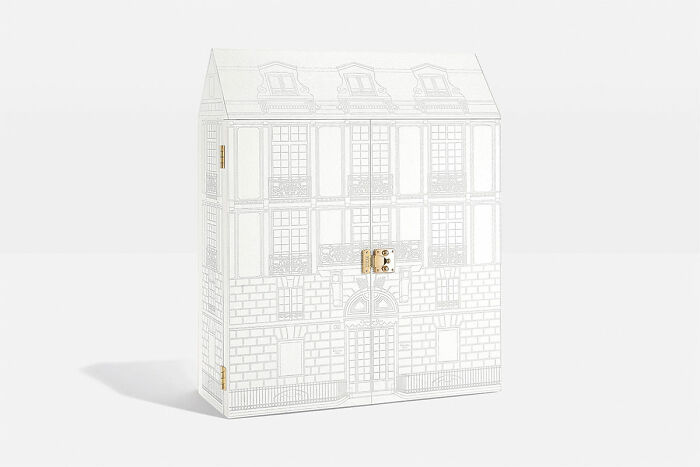 "Day 24 Should Have Been A Full Refund!": The Internet Slams Dior After Woman Shows What's Inside Their $3,500 Advent Calendar "Day 24 Should Have Been A Full Refund!": The Internet Slams Dior After Woman Shows What's Inside Their $3,500 Advent Calendar